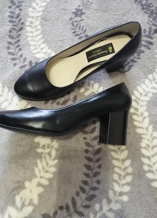 Продам женские, новые, кожаные туфли 42р. очень красиво на ножке. офисный вариант или для корпоративов.3 фото