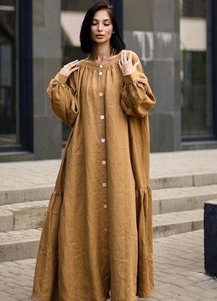 Бежевое платье макси с объемными рукавами и пышной юбкой с воланами из натурального льна1 фото