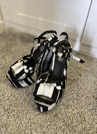 Босоніжки на танкетці aldo