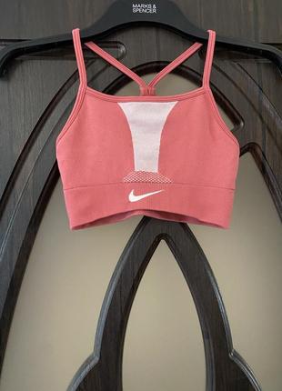Шикарний, базовий, топ для спорту, на дівчинку 11-13 років, розового кольору, від дорогого, спортивного бренду: nike🫶2 фото