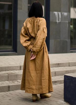 Бежевое платье макси с объемными рукавами и пышной юбкой с воланами из натурального льна9 фото