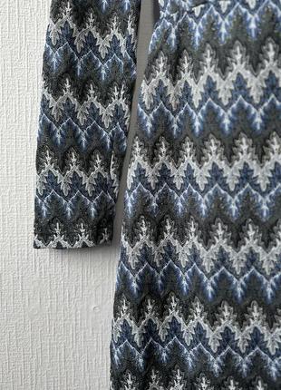 Нарядна міді сукня з імітацією запаху з візерунками з мереживом на осінь bondelid сіра синя