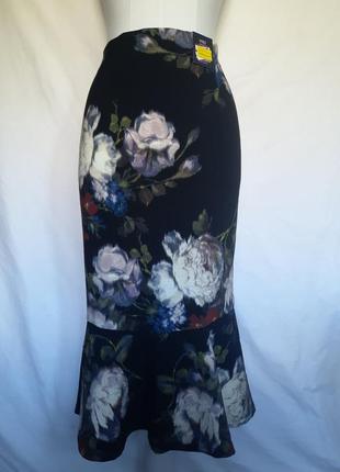 Нова облягаюча брендова жіноча чорна спідниця в квітах з воланом.