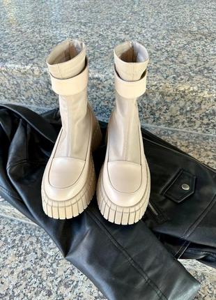 Эксклюзивные ботинки кожаные беж демисезонные зимние на крутой массивной подошве10 фото