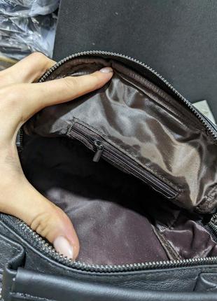 Черная кожаная матовая сумка-слинг с короткой ручкой3 фото