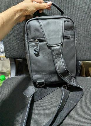 Чорна шкіряна матова сумка-слінг з короткою ручкою6 фото