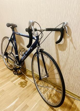 Алюмінієвий шосейний велосипед з дуалами голландського боенду batavus