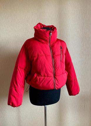 Куртка обʼємна дута тепла червоного кольору преміальна лінійка bershka