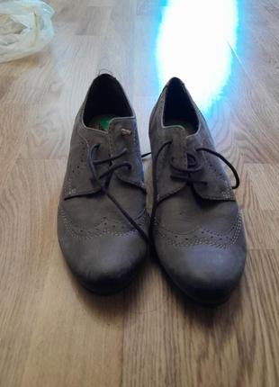 Туфли серого цвета на низком каблуке кожаные