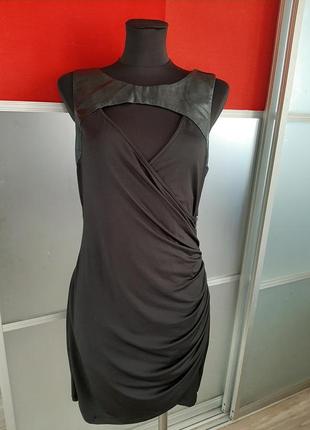 Платье черное с кожанной вставкой вырезом на груди guess