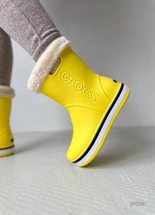 Женские сапоги croc с мехом желтые
