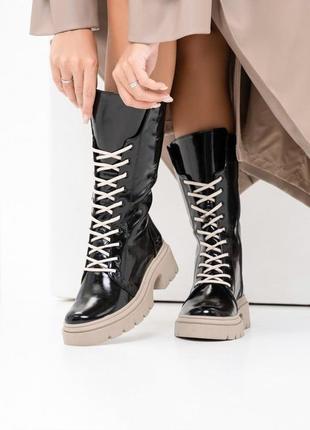 Черно-бежевые лакированные высокие ботинки на меху1 фото