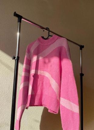 Розовый светер женский