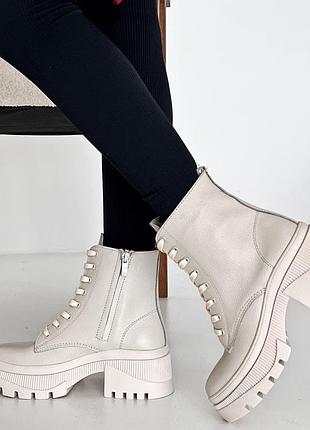 Демисезонные ботинки на массивной подошве и каблуке