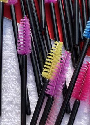 Яскраві щіточки для розчісування вій та брів