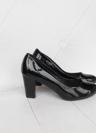 Черные лаковые туфли 40 размера на удобном каблуке