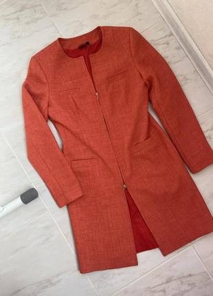 Оранжевое демисезонное пальто