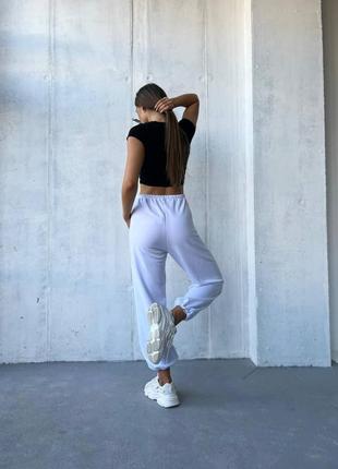 Спортивные штаны с принтом высокая посадка свободны на манжетах джоггеры белые стильные трендовые5 фото