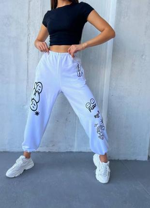 Спортивні штани з принтом висока посадка вільні на манжетах джогери білі стильні трендові