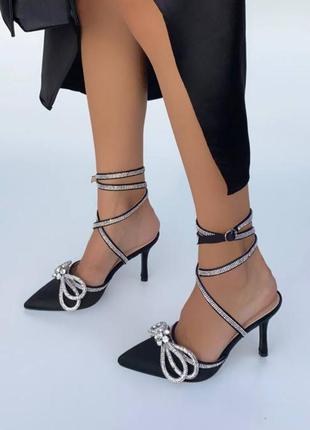 Туфлі з брошкою атласні на шпильці чорні жіночі