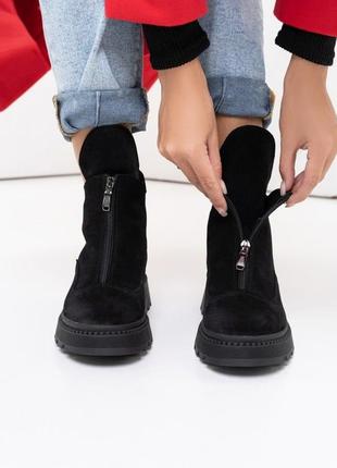 Черные замшевые ботинки с передней молнией1 фото