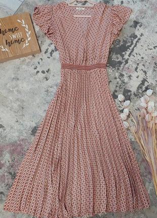 Max studio nwt

плиссированное платье миди с ѵ-образным вырезом и декоративными эластичными поясами на талии(размер 36-38)2 фото