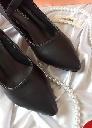 Чорні туфлі човники на маленькому каблуку шпильці з гострим носиком9 фото