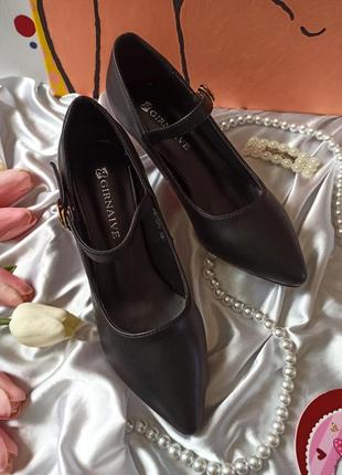 Чорні туфлі човники на маленькому каблуку шпильці з гострим носиком2 фото