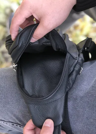 Стильная мужская сумка - бананка, слинг нагрудная из натуральной кожи на молнии чёрная6 фото