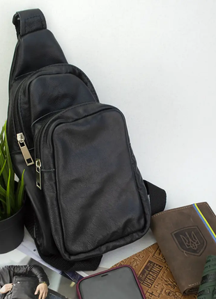 Стильная мужская сумка - бананка, слинг нагрудная из натуральной кожи на молнии чёрная3 фото