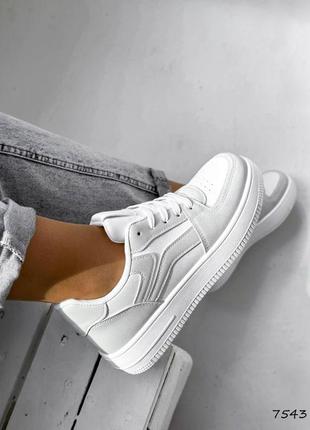 Белоснежно-серые женские кроссовки
