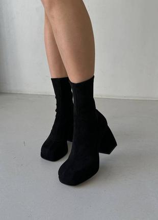 Ботинки женские из высококачественного велюра и стрейча черного цвета на каблуке демисезонные