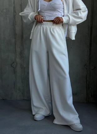 Женский стильный прогулочный костюм оверсайз белый бежевый oversized трубы свободного кроя брюки брюки на резинке после платья наложка2 фото