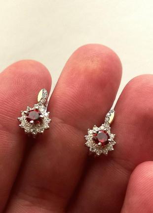 Детские серебряные серьги с золотыми вставками.