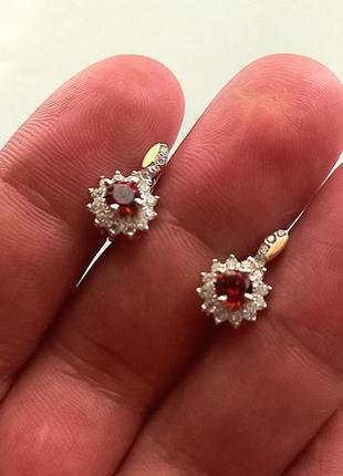 Детские серебряные серьги с золотыми вставками.