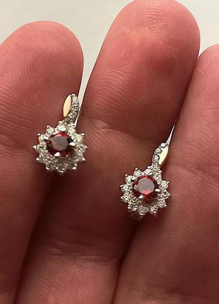 Детские серебряные серьги с золотыми вставками.