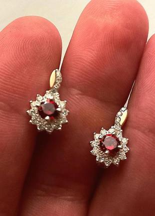 Детские серебряные серьги с золотыми вставками.