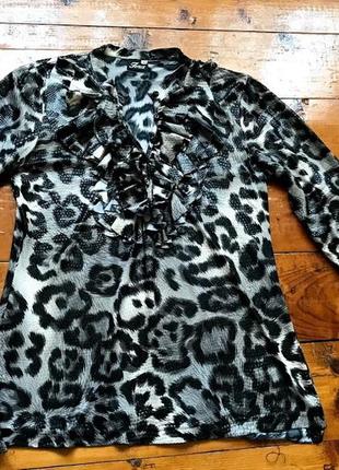 Блуза з трендовим леопардовим принтом