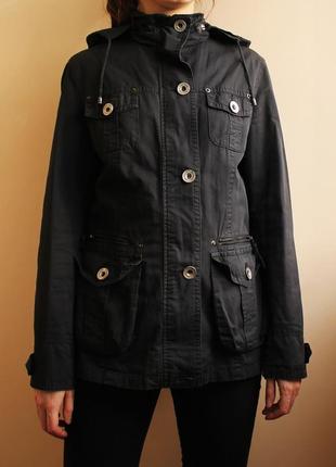 Черная куртка ветровка с прячущимся капюшоном весна-осень