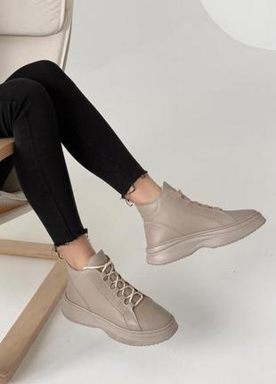 Бежевые зимние легкие ботинки - кроссовки из натуральной кожи7 фото