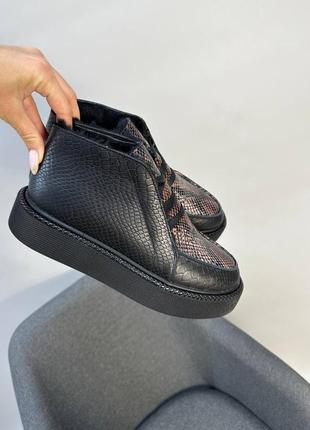 Черные ботинки хайтопы из натуральной кожи с тиснением под рептилию3 фото