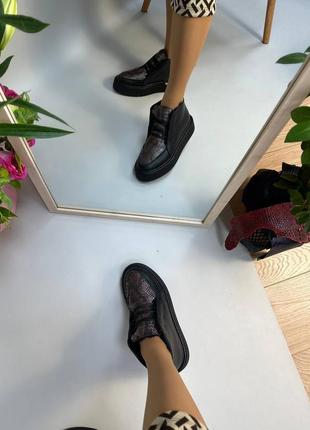 Черные ботинки хайтопы из натуральной кожи с тиснением под рептилию7 фото