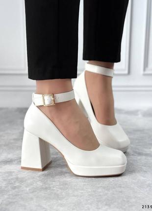 Женские белые туфли на каблуке с ремешком