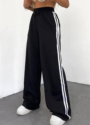 Тёплые женские спортивные оверсайз штаны брюки клеш с лампасами в стиле адидас/ adidas на флисе🖤 серые/ чёрные1 фото