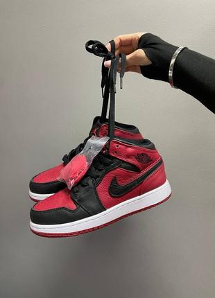 Кроссовки nike air jordan 1 retro mid “banned bred”3 фото