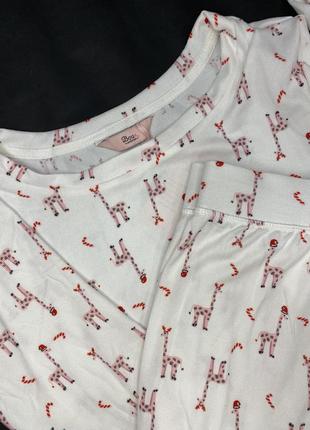 Очень мята на приятное на ощупь пижамка с жирафиками фирмы boux