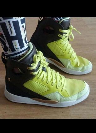 Високі кросівки