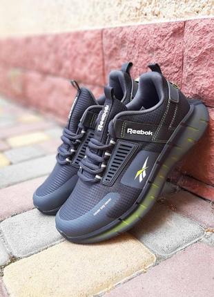 Reebok Techstyle Vector pocket T-shirt with drawstring in khaki сірі з салатовим кросівки чоловічі водонепроникні рібок осінні демісезонні