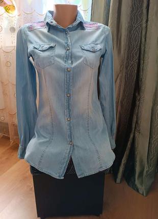 Крутевая джинсовая рубашка alcott. размер s. украшена вышивкой.2 фото