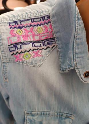 Крутевая джинсовая рубашка alcott. размер s. украшена вышивкой.3 фото